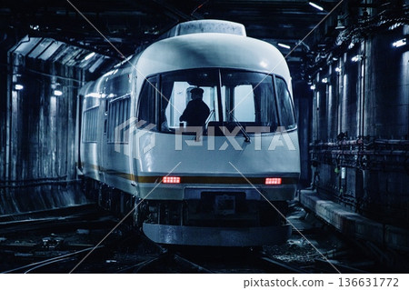 城市快線列車穿過近鐵名古屋站的地下隧道。 城市快線列車穿過近鐵名古屋站的地下隧道。 136631772