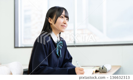 正在準備考試的學生和穿著校服的女高中生 正在準備考試的學生和穿著校服的女高中生 136632313