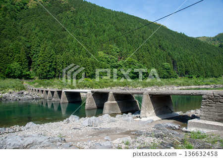 四萬十河的沉降橋 136632458