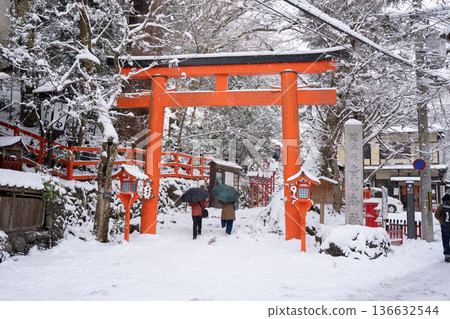 美麗的雪天裡的貴船神社 136632544