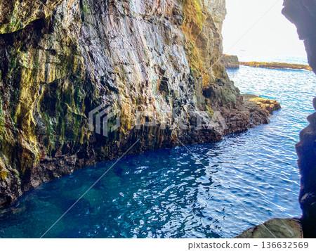 The blue sea and cliffs seen from inside the Sandanbeki Cave in Shirahama, Wakayama Prefecture 136632569