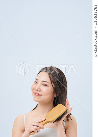 年輕女子用梳子梳頭 年輕女子用梳子梳頭 136632762