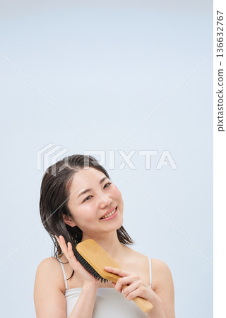 年輕女子用梳子梳頭 年輕女子用梳子梳頭 136632767