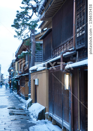 金澤的冬日:黃昏時分的茶館街和聯排別墅燈光 金澤的冬日:黃昏時分的茶館街和聯排別墅燈光 136633438