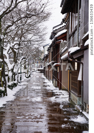 金澤茶屋地區的雪景和鵝卵石街道 金澤茶屋地區的雪景和鵝卵石街道 136633439
