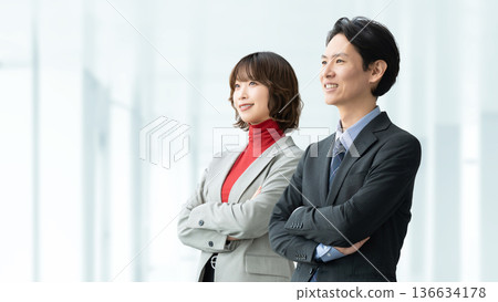 兩位商人和婦女的團隊合作形象 136634178