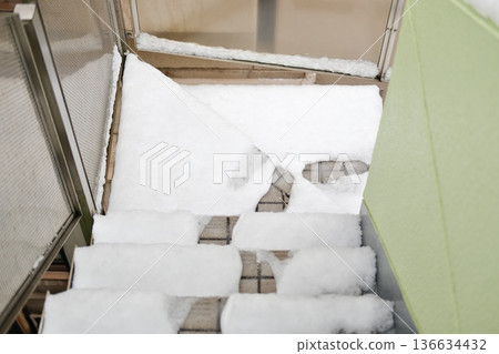 潔白的積雪堆積在階梯上，構成了一個冬日景象。 136634432