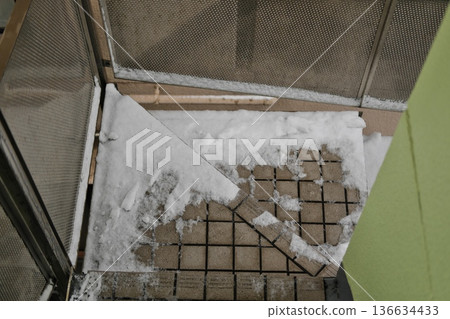 融化的積雪與樓梯上的瓷磚形成鮮明對比。 136634433