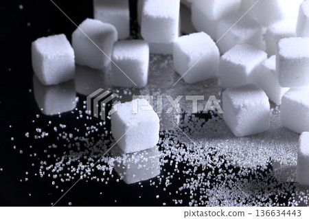 調味品 3：黑色背景上的方糖 136634443