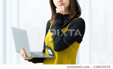 一位正在用筆記型電腦思考的女性/女商人 136634478