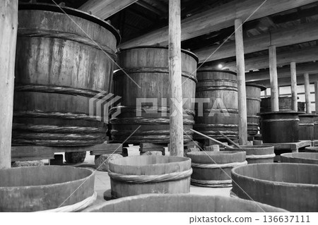 清酒釀造廠的“桶和桶” 136637111