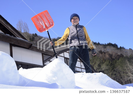 Lifestyle of an elderly person living in a heavy snow area Lifestyle of an elderly person living in a heavy snow area 136637587