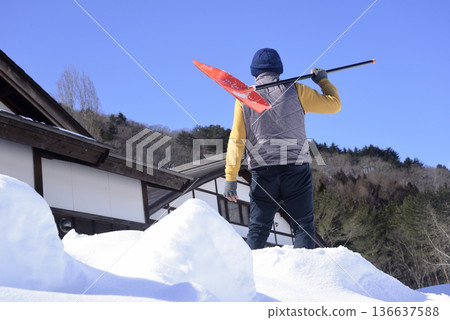 Lifestyle of an elderly person living in a heavy snow area Lifestyle of an elderly person living in a heavy snow area 136637588