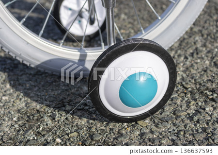 兒童自行車輔助輪的特寫鏡頭 136637593