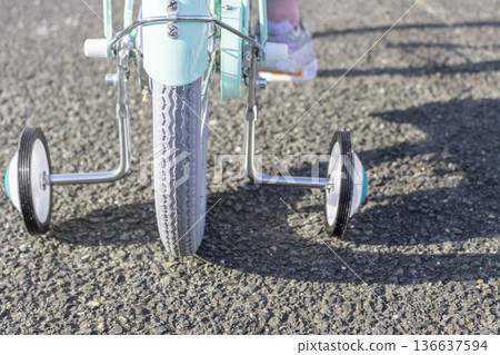 兒童自行車輔助輪的特寫鏡頭 136637594