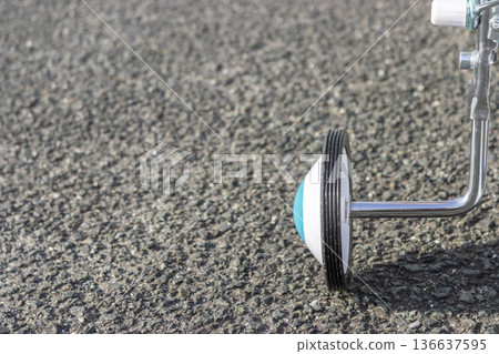 兒童自行車輔助輪的特寫鏡頭 136637595