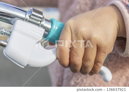 女孩的手緊握自行車煞車（無臉，日本，5歲） 136637921