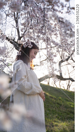 櫻花和一位面帶微笑的孕婦 櫻花和一位面帶微笑的孕婦 136638220