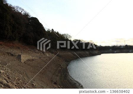 【神奈川縣】由於創紀錄的乾旱,原413號國道數十年來首次從築井湖底露出水面。 【神奈川縣】由於創紀錄的乾旱,原413號國道數十年來首次從築井湖底露出水面。 136638402