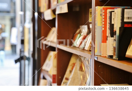 神保町共同書店的書架 136638645