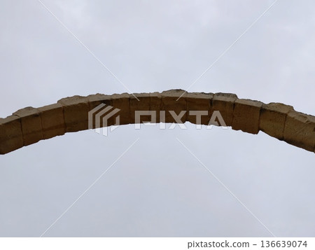 Arch Represents Majesty And Strength, An Arch Embodies Awe And Monumental Beauty Under Expansive Sky Arch Represents Majesty And Strength, An Arch Embodies Awe And Monumental Beauty Under Expansive Sky 136639074