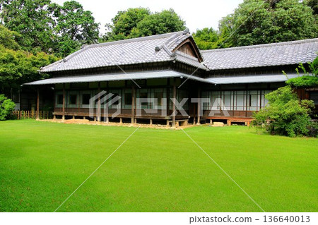 原秋元別墅是一座與前封建領主館林有著密切聯繫的建築,建於明治時代末期。 原秋元別墅是一座與前封建領主館林有著密切聯繫的建築,建於明治時代末期。 136640013