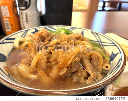 Eat "Freshly Grilled Meat Udon" at an Udon Specialty Store 136640155