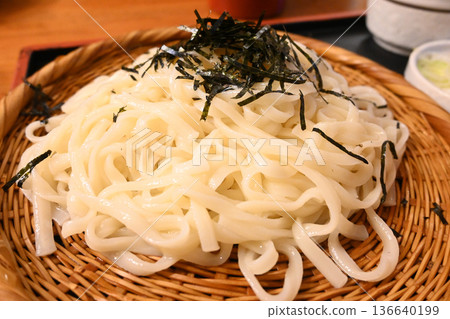 冷烏龍麵盛於竹篩上 136640199