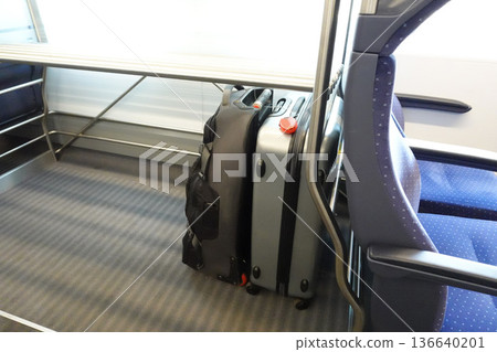 火車上的行李箱存放區 136640201