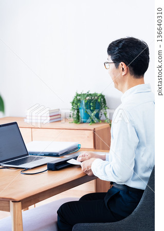 一名男子的手正準備提交他的報稅表 136640310