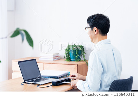 一名男子的手正準備提交他的報稅表 136640311