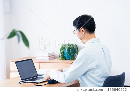 一名男子的手正準備提交他的報稅表 136640312