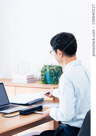 一名男子的手正準備提交他的報稅表 136640317