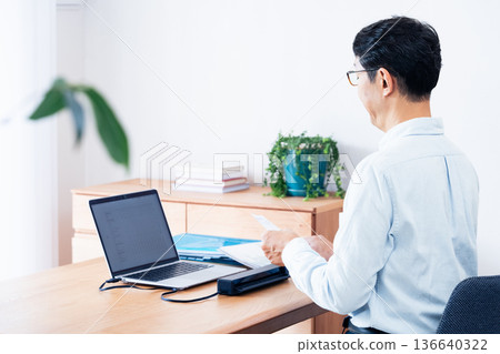 一名男子的手正準備提交他的報稅表 136640322
