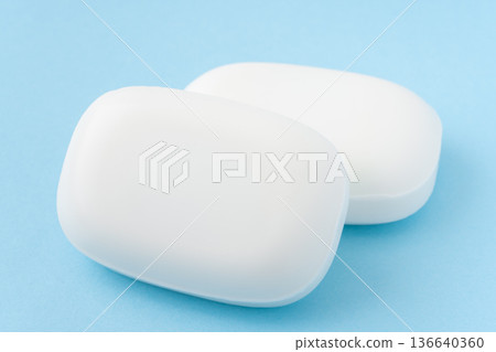 淺藍色背景上的兩塊白色肥皂 136640360
