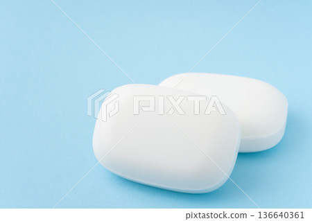淺藍色背景上的兩塊白色肥皂 淺藍色背景上的兩塊白色肥皂 136640361