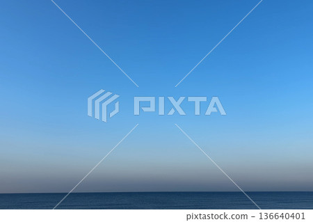 冬日清晨,湛藍的天空和大海。 冬日清晨,湛藍的天空和大海。 136640401