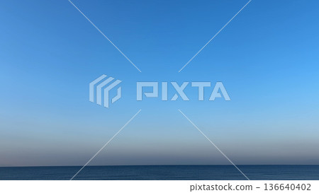 冬日清晨，湛藍的天空和大海。 136640402