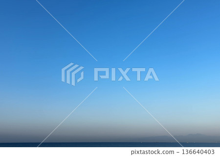 冬日晴空湛藍，地平線靜謐無垠。 136640403