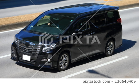 豪華黑色小型貨車的圖像 豪華黑色小型貨車的圖像 136640409
