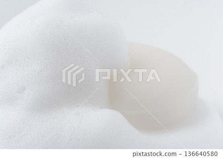 特寫鏡頭：一塊起泡的白色香皂 136640580