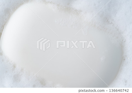 特寫鏡頭:一塊起泡的白色香皂 特寫鏡頭:一塊起泡的白色香皂 136640742