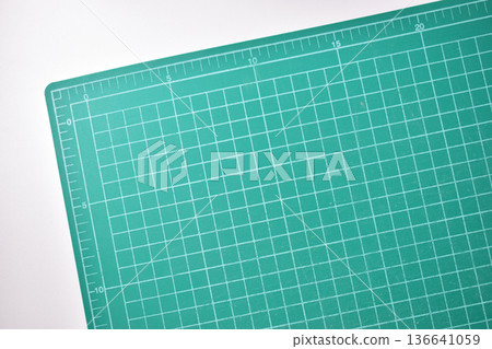 green cutting mat board on white background with line and scale measure guide pattern for art design 136641059