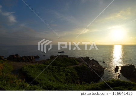 夕陽西下，映照著日本海，與東陣坊陡峭的懸崖和其柱狀節理交相輝映，構成了一幅壯麗的日落景象。 136641435