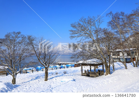 支笏湖畔的雪景 136641780