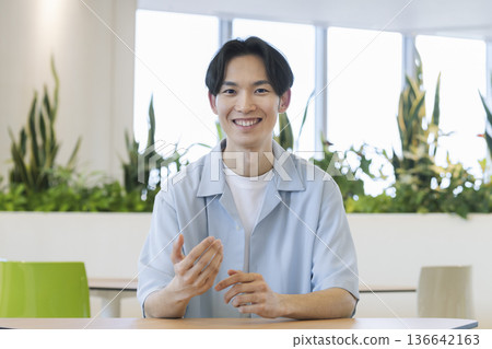 一個三十多歲的微笑男人看著相機說話 一個三十多歲的微笑男人看著相機說話 136642163