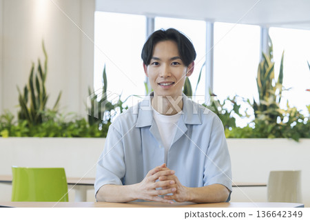 一名三十多歲的男子對著鏡頭說話 一名三十多歲的男子對著鏡頭說話 136642349