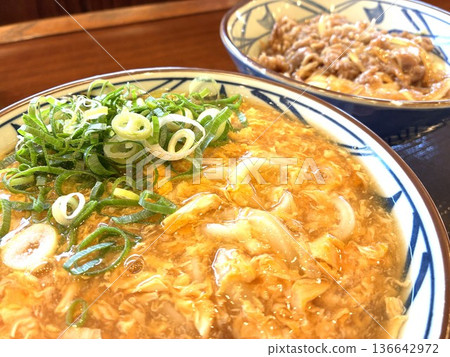 Eat "Egg Udon with Thick Sauce and Freshly Grilled Meat Udon" at an Udon Specialty Store 136642972
