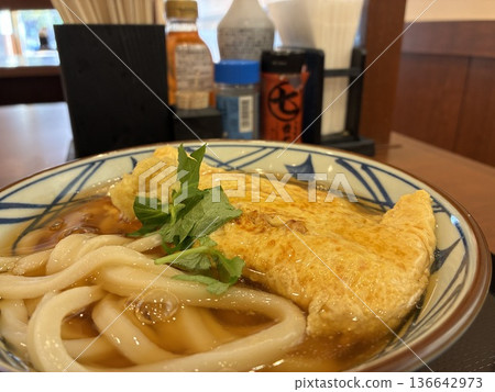 在自助式烏龍麵連鎖餐廳品嚐“雞蛋愛好者的日式高湯玉肉堤烏龍麵” 在自助式烏龍麵連鎖餐廳品嚐“雞蛋愛好者的日式高湯玉肉堤烏龍麵” 136642973