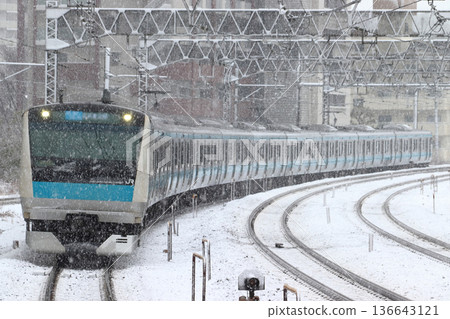 [JK] Keihin-Tohoku Line E233 Series Train in Winter 136643121